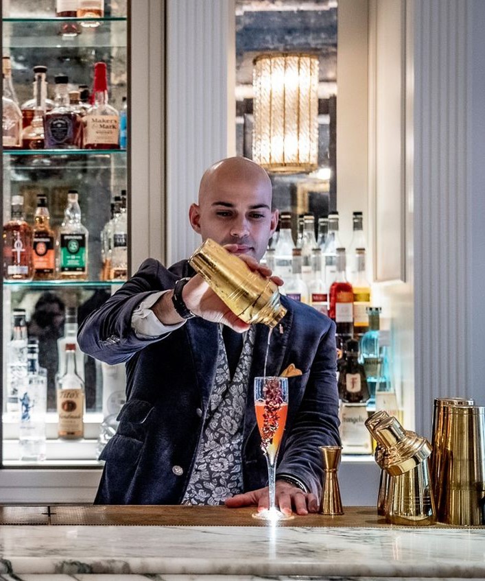 Tiago Mira giving a final touch to the cocktail